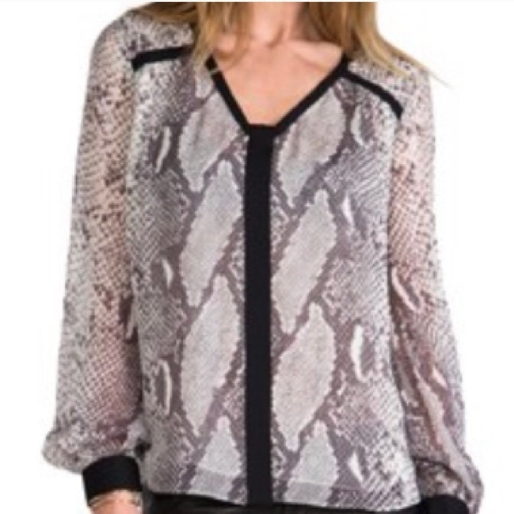 Diane von Furstenberg 100% silk Grey Snakeskin‎ Silk V-Neck Blouse Top Size 6